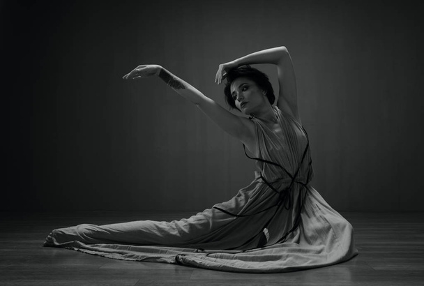 czarno-biały portret kobiecy taniec - Zdjęcie, obraz