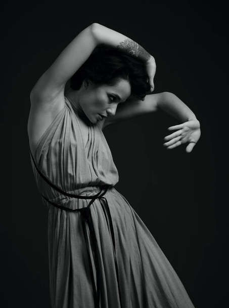 black and white dancing woman portrait - Φωτογραφία, εικόνα