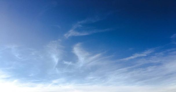 Prachtige blauwe lucht met wolkenachtergrond. Luchtwolken. Lucht met wolken weer natuur wolk blauw. Blauwe lucht met wolken en zon. - Foto, afbeelding