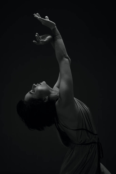 Schwarz-weiß tanzendes Frauenporträt - Foto, Bild
