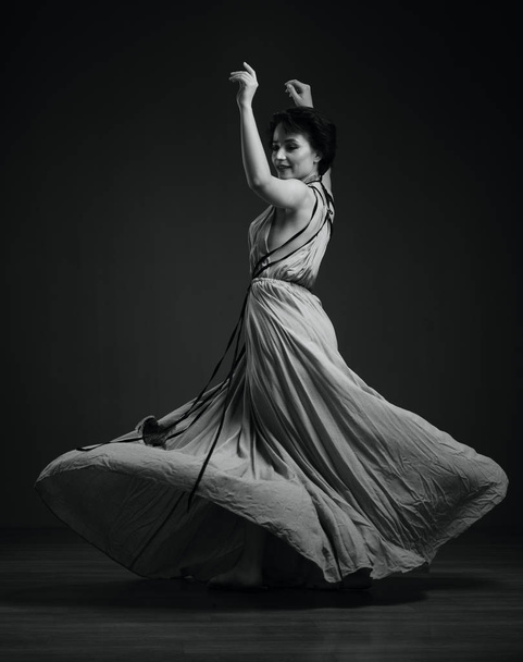 fekete-fehér táncoló nő portré - Fotó, kép