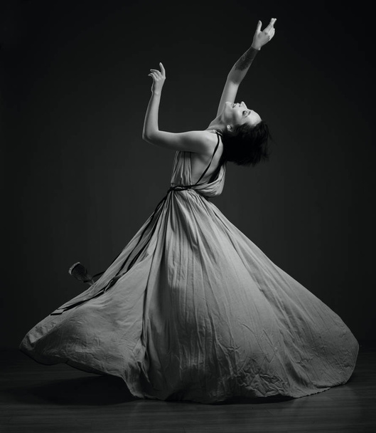 fekete-fehér táncoló nő portré - Fotó, kép