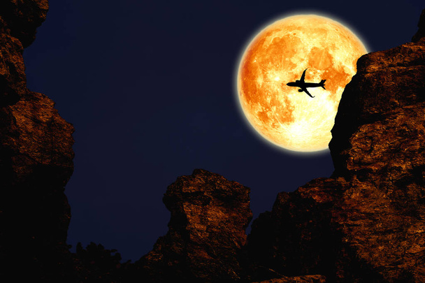 super longue nuit lune, lune froide de retour entre deux ciel nocturne de montagne, éléments de cette image fournie par la NASA
 - Photo, image