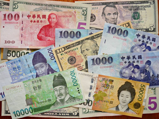 Billets multiples de différentes valeurs et monnaies, billets en papier fond
. - Photo, image