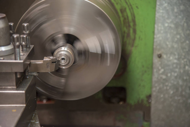 La máquina del torno que corta el eje de acero .Metal que trabaja en fábrica
. - Foto, Imagen
