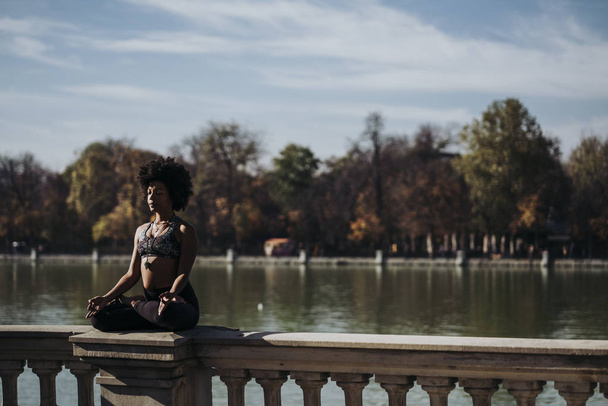 Donna afro praticare yoga in città
 - Foto, immagini