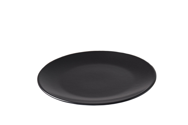 Άδειο μαύρο κεραμικό πιάτο που απομονώνονται σε λευκό φόντο, με διαδρομή αποκοπής - Φωτογραφία, εικόνα