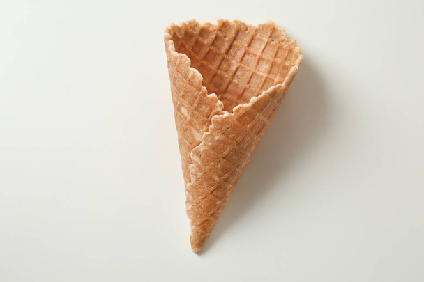 cone de waffle no fundo branco
 - Foto, Imagem