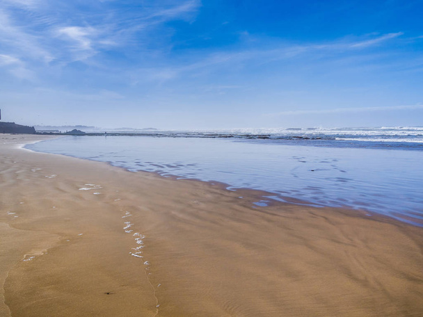 Piękny poranek, na piaszczystej plaży na wybrzeżu w mieście As-Sawira, Maroko - Zdjęcie, obraz