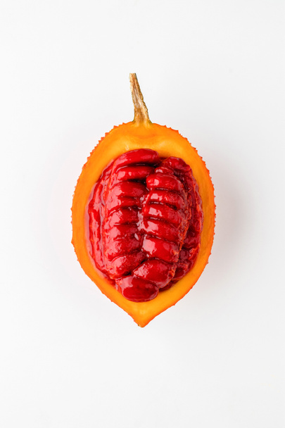 Gac Frucht auf weißem Hintergrund, kreatives Konzept für flache Lebensmittel - Foto, Bild