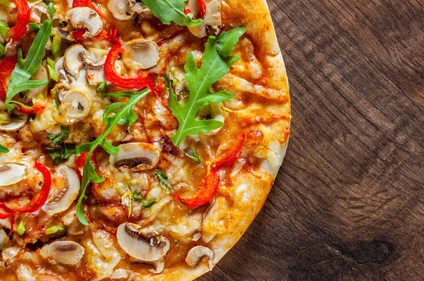 Vejetaryen Pizza Mozzarella peyniri, mantar, domates sosu, biber, baharat ve taze roka. Ahşap masa arka plan üzerinde İtalyan pizza - Fotoğraf, Görsel