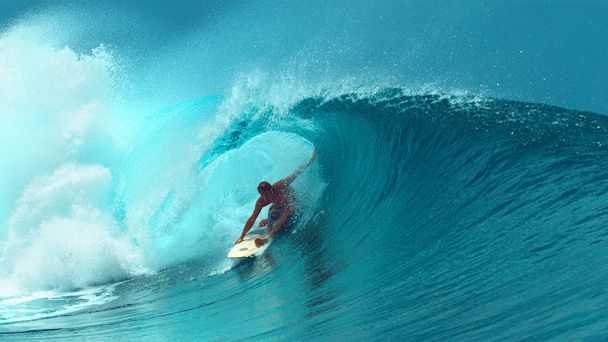 CERRAR: Joven surfboarder profesional termina montando otra onda de tubo épica en un día soleado en la Polinesia Francesa. Surfista divirtiéndose en el refrescante agua esmeralda en un día perfecto para surfear
. - Foto, imagen