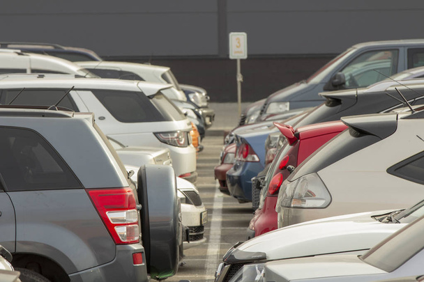 Wiele samochodów na parkingu w pobliżu centrum handlowego z bliska - Zdjęcie, obraz