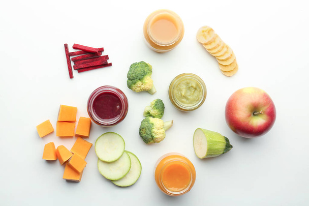 Επίπεδη σύνθεση με υγιεινές βρεφικές τροφές και συστατικά σε λευκό φόντο - Φωτογραφία, εικόνα