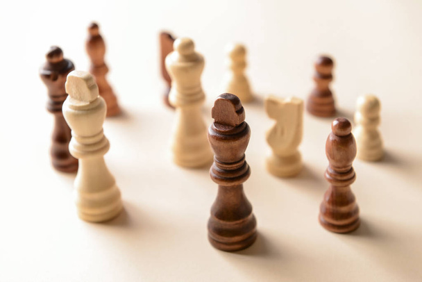 Peças de xadrez sobre fundo de cor - Foto, Imagem
