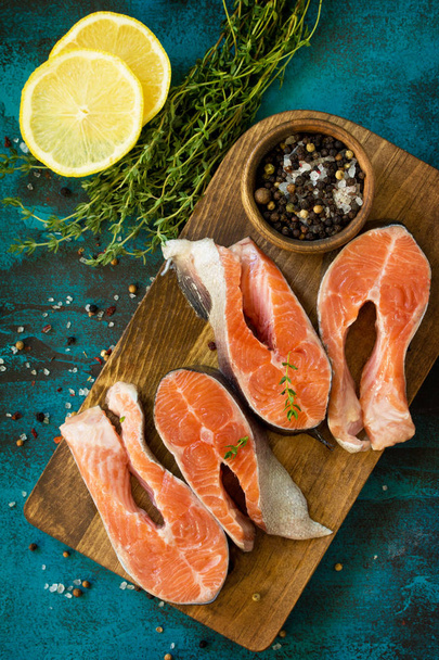 Pesce fresco. Bistecca di salmone crudo su un tavolo di ardesia blu. Vista dall'alto piatto lay sfondo
.  - Foto, immagini