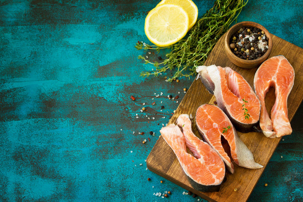 Peixe fresco. Bife de salmão cru em uma mesa de ardósia azul.Espaço de cópia
 - Foto, Imagem