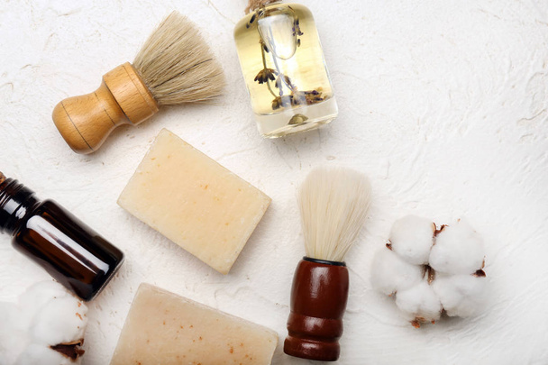 Состав с косметическими щетками для бритья для мужчин на белом фоне
 - Фото, изображение