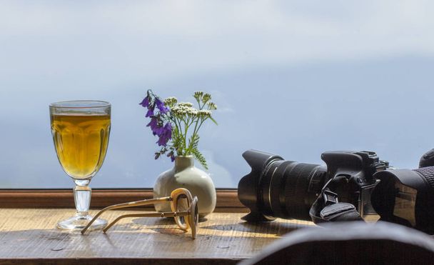 デジタル カメラと窓辺の静物の花の花瓶 - 写真・画像