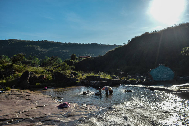 Aile: nadando en un rio bajo el sol - Fotoğraf, Görsel