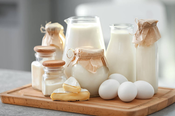 verschiedene Milchprodukte mit Eiern auf Holzplatte - Foto, Bild