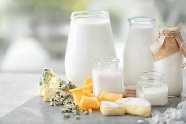Diferentes productos lácteos sobre mesa gris
 - Foto, imagen