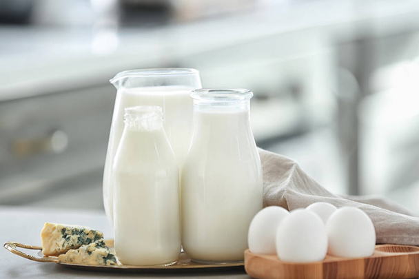 Diferentes productos lácteos con huevos en la mesa
 - Foto, Imagen