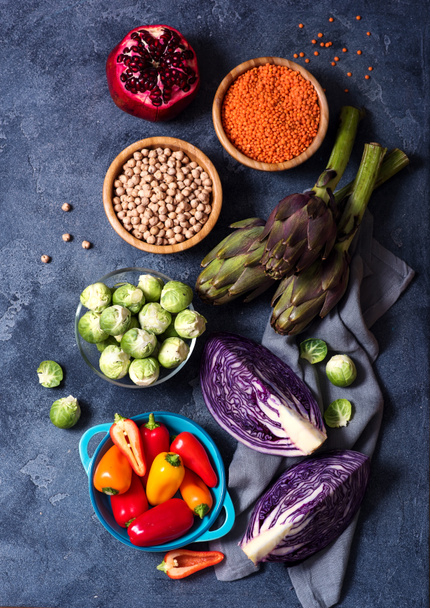Ingredientes saludables de cocina vegana, verduras frescas y legumbres, concepto de alimentación limpia
 - Foto, Imagen