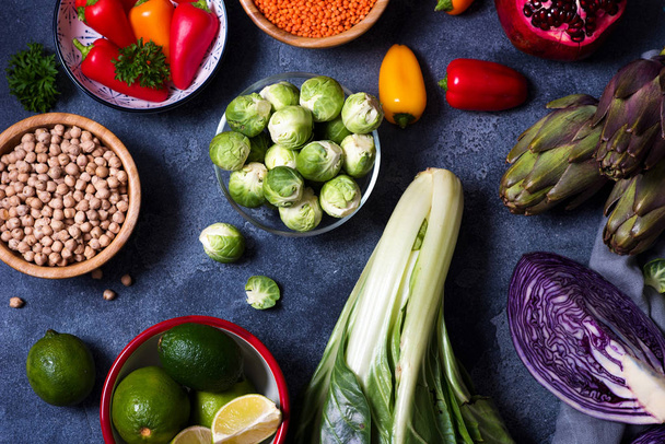 Gezond vegan koken ingrediënten, verse groenten, schoon eten concept, artisjokken, mangold, brussel spruitjes en rode kool - Foto, afbeelding