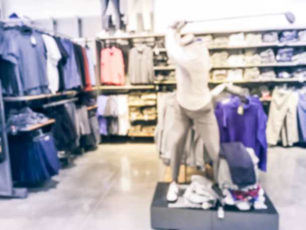 Старовинні тони розмита руху гольф одягу, аксесуарів і снастей розділ з манекен на спорт роздрібний магазин в Америці - Фото, зображення