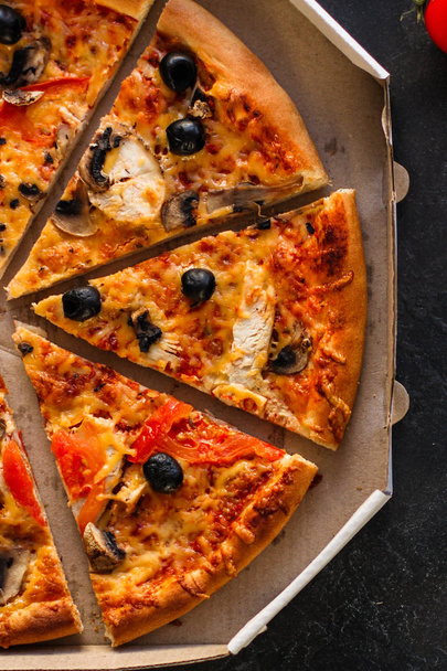 pizza, cogumelos, azeitonas, frango, molho de tomate, queijo, (ingredientes de pizza). pizza quente. Vista superior. espaço de cópia - Foto, Imagem