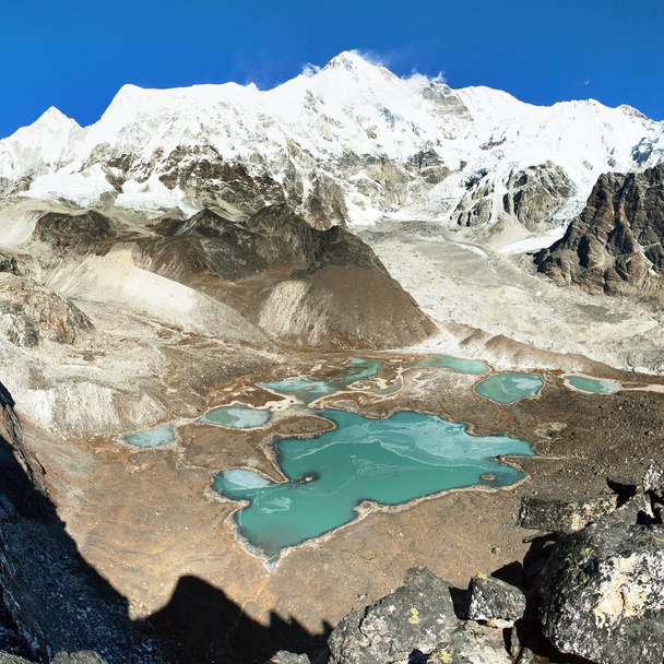 Прекрасний панорамний вид на гору Чо Ою і базовий табір Чо Ою, льодовик Г "язумба - національний парк Сагармата, долина Хумбу, Непал. - Фото, зображення