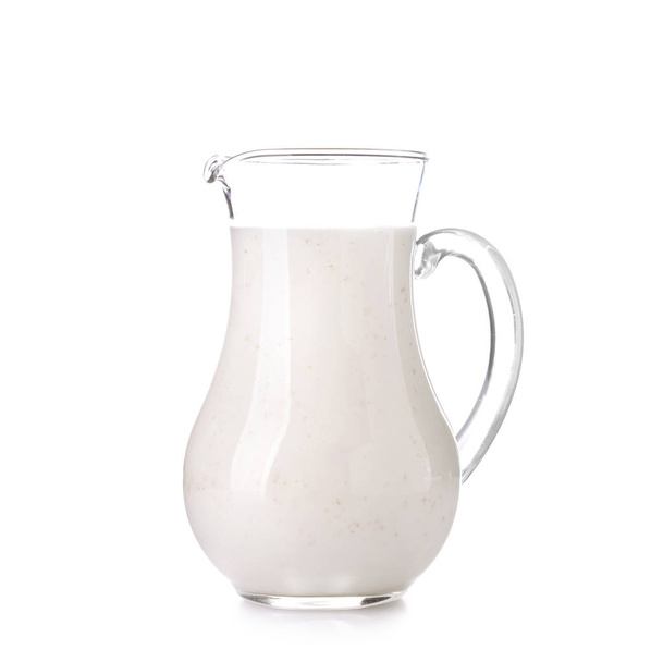 Кувшин молока на белом фоне
 - Фото, изображение