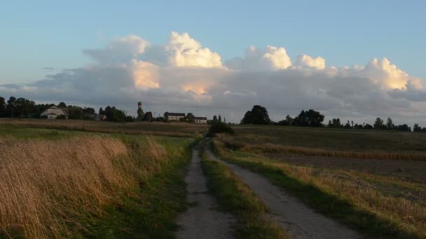 rychlé zobrazení venkova štěrkové silnice pole zemědělské budovy mraku oblohy - Záběry, video