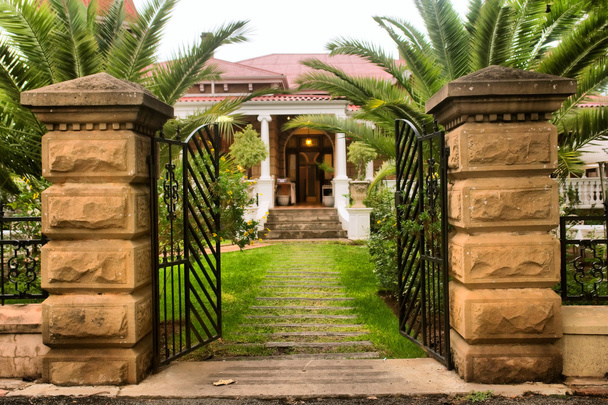 Puerta de entrada en la hermosa casa antigua
 - Foto, imagen