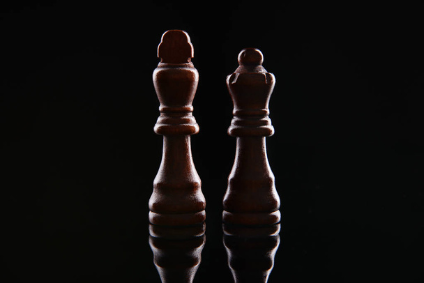 Šachové figurky na tmavém pozadí - Fotografie, Obrázek