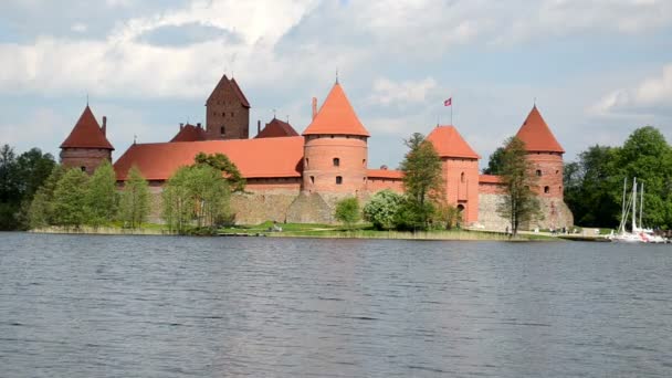 antike Trakai-Burg in Insel umgeben von Galve-See - Filmmaterial, Video