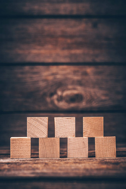 Επτά ξύλινων κύβων σε ξύλο φόντο με Copyspace - Φωτογραφία, εικόνα
