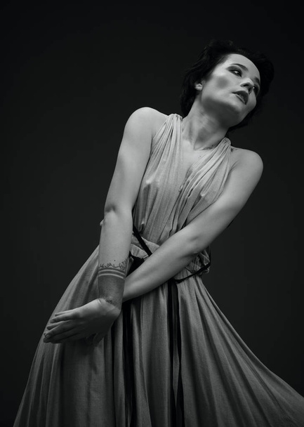 ritratto della donna danzante in bianco e nero
 - Foto, immagini