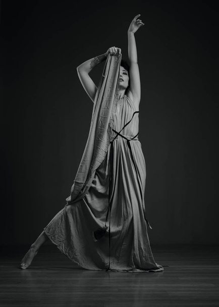 black and white dancing woman portrait - Valokuva, kuva