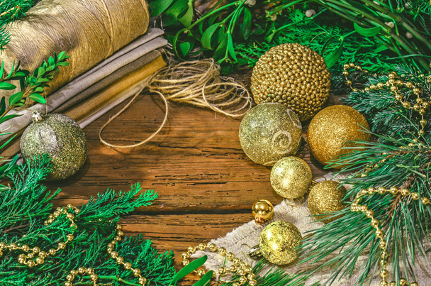 Weihnachtsdekoration auf einem Vintagetisch aus Holz. Urlaub natürliche Dekoration Konzept. Ansicht von oben, Kopierraum. Weihnachten oder neue Eibenideen mit Deko-Seil und Sacktuch. - Foto, Bild