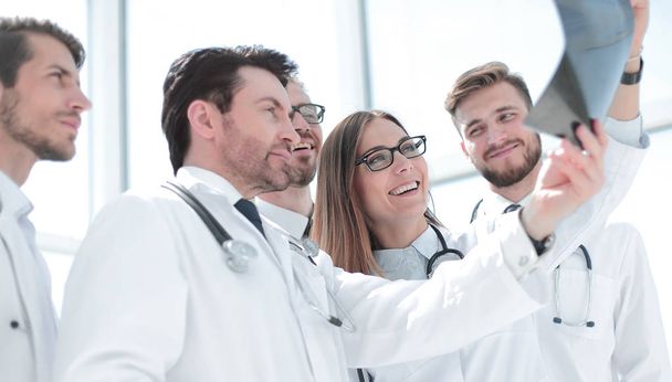 group of doctors discussing the x-ray - Фото, зображення