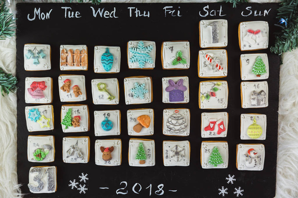 Galletas de jengibre caseras calendario de advenimiento de galletas de Navidad sobre fondo negro. Piso tendido, vista superior
 - Foto, Imagen