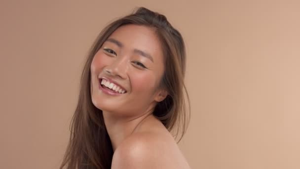 Thais Aziatische model met natuurlijke make-up op beige achtergrond - Video