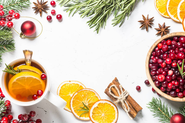 Christmas fruit tea from cranberry, rosemary, orange and anise o - Foto, afbeelding