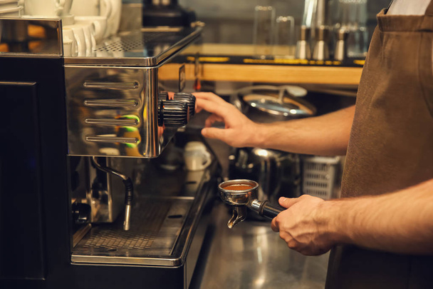 Barista preparando café aromático fresco en la cafetería
 - Foto, Imagen