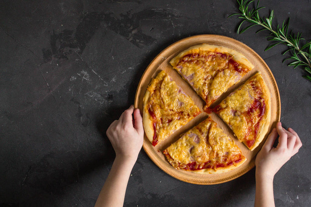 pizza, masa, ingredientes, pepperoni, queso, salsa toatny (proceso de cocción). Vista superior con espacio de copia
 - Foto, Imagen
