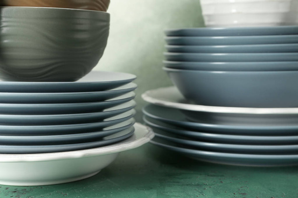 Zestaw czyste naczynia na tabeli kolorów - Zdjęcie, obraz