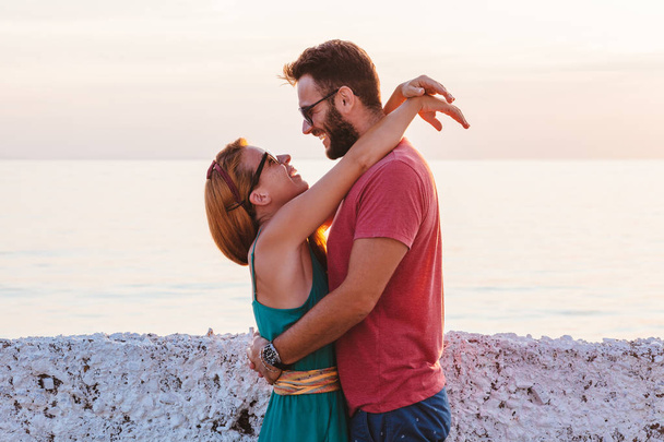 Nuori pari rakastunut nauttivat kuherruskuukausi meren rannalla
 - Valokuva, kuva
