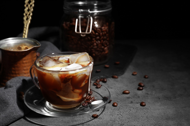 Glazen kopje koude koffie op grijze tafel - Foto, afbeelding
